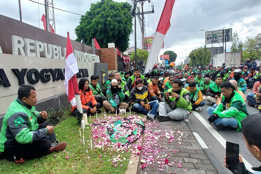 Aksi Solidaritas Insiden Affan Kurniawan, Ojol DIY Doa Bersama di Depan Mapolda
