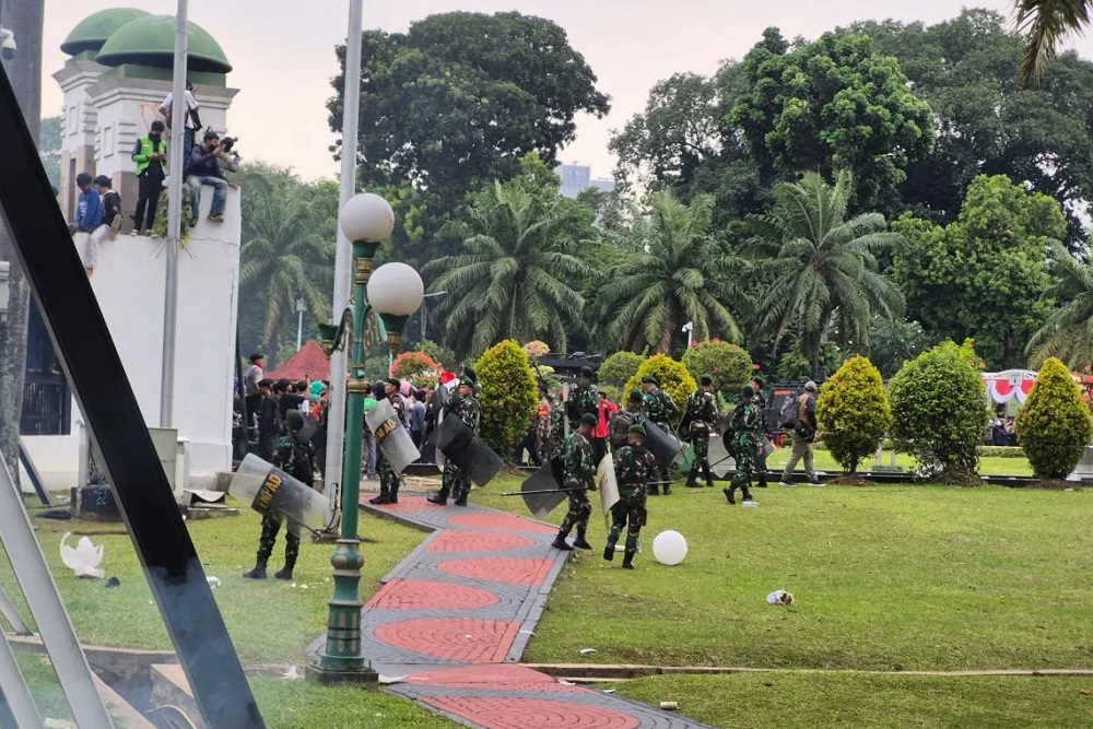 Anggota TNI Redam Amarah Demonstran di Gedung DPR