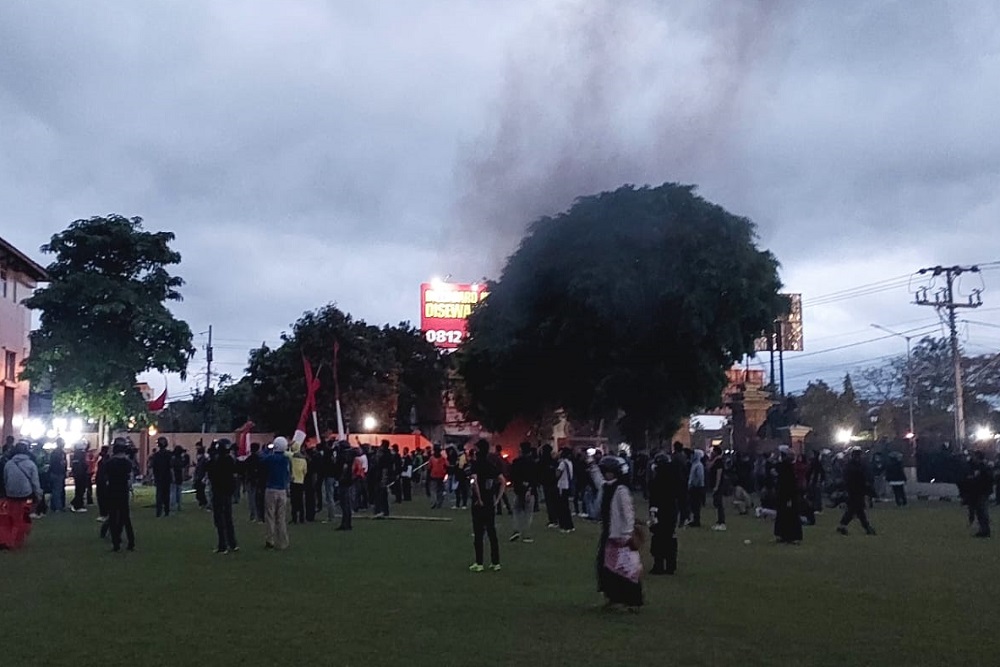 Massa Aksi Datangi Mapolda DIY, Sejumlah Benda Rusak hingga Terbakar