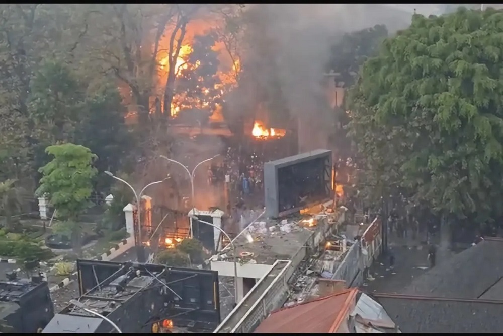 Demonstran Bakar Bangunan Aset MPR RI di Bandung