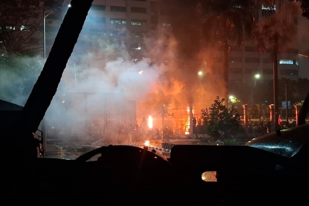 Pagar Gedung DPR Dijebol, Demonstran Merangsek Masuk