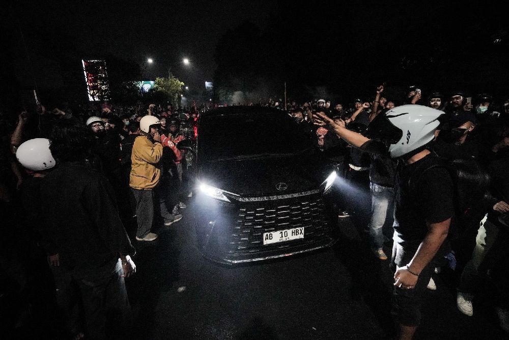 Datangi Mapolda DIY, Gubernur DIY Sri Sultan HB X Disambut Massa Aksi