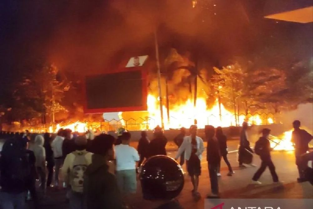 Kesal, Massa Bakar Gedung DPRD Makassar