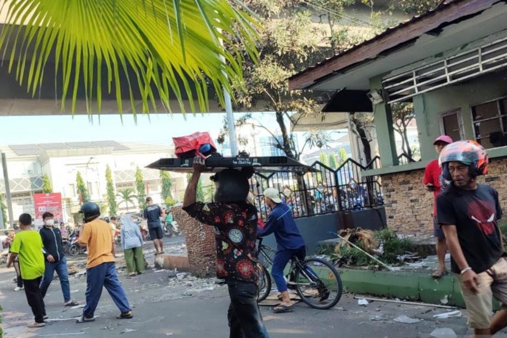 Ludes Dibakar Massa, Kantor DPRD Kota Makassar Dijarah