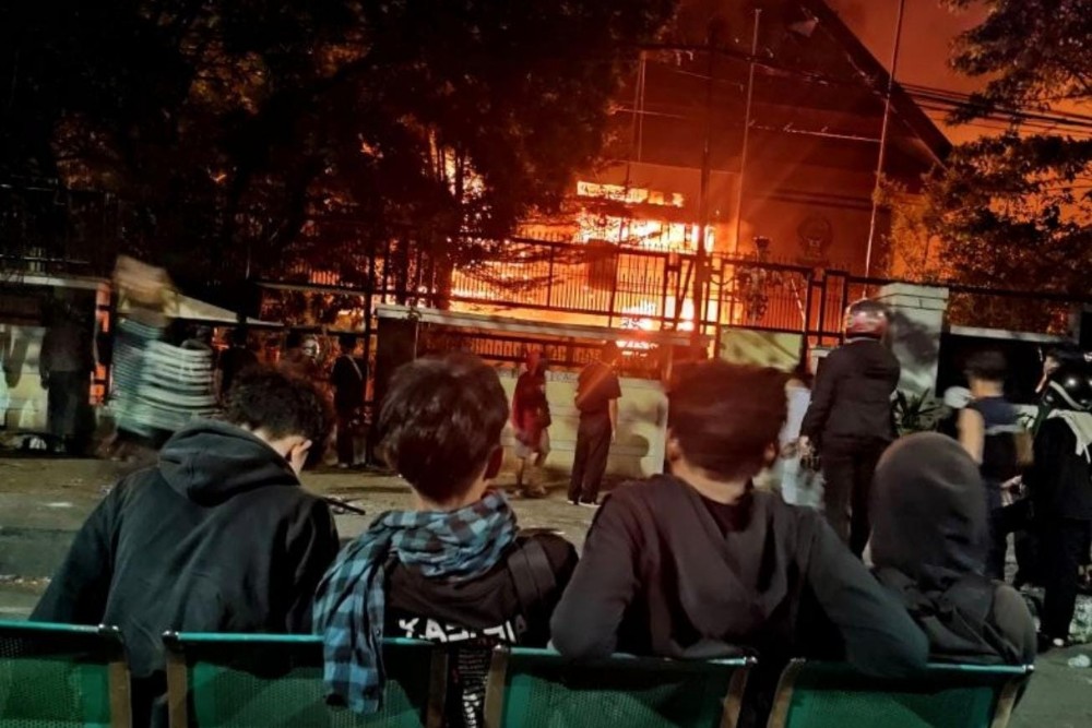 Massa Bakar Gedung DPRD Kota Makassar, 3 Orang Tewas