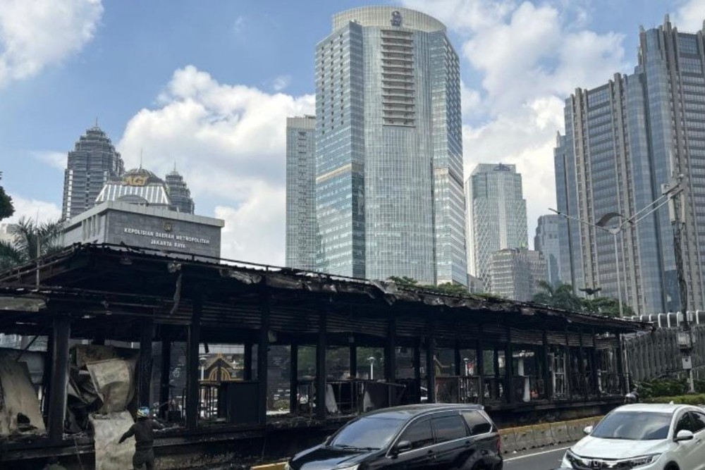 Trans Jakarta Hentikan Layanan, Semua Halte Ludes Terbakar