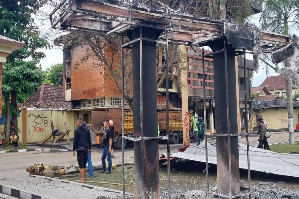 Mapolda DIY Dibakar Massa: Puing Sisa Aksi Mulai Dibersihkan