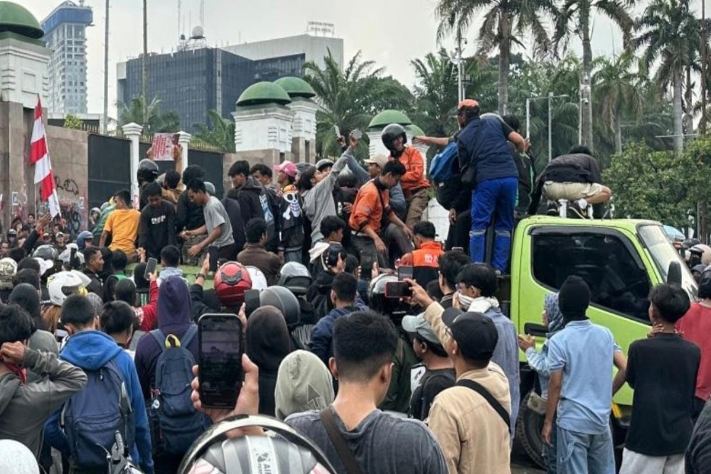 Aksi Massa Jalan Terus, Demonstran Berusaha Jebol Gerbang DPR RI