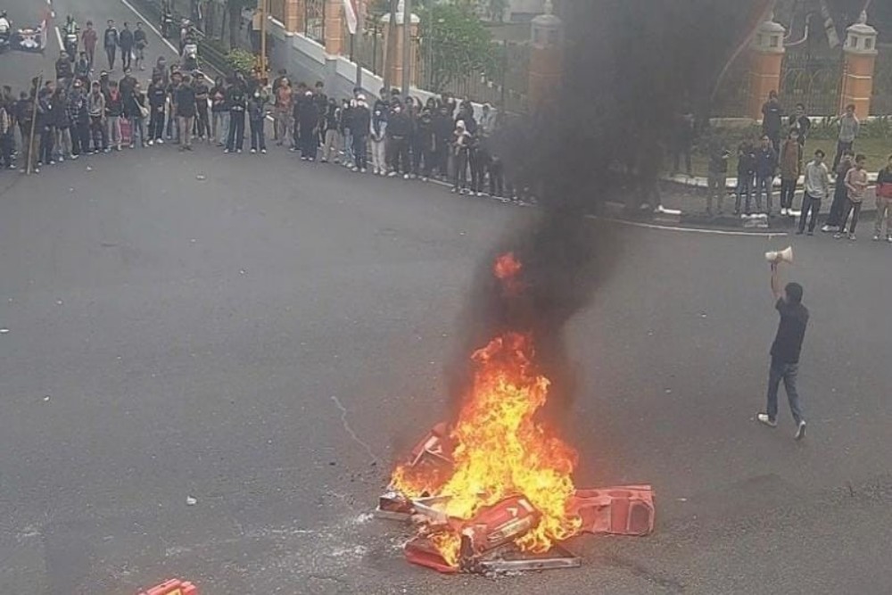 Hindari Pertigaan UIN, Demonstrasi Massa Mulai Bakar Ban Bekas