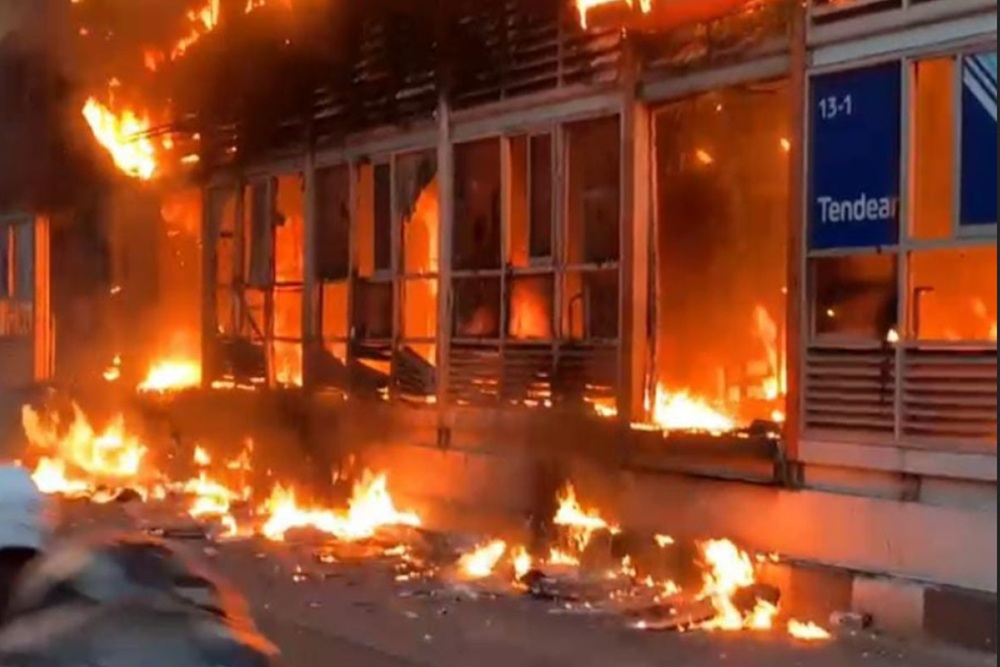 Transjakarta Mulai Perbaiki Halte yang Dibakar Saat Demo