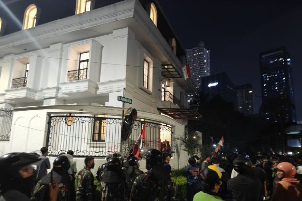 Foto-foto Aksi Penjarahan Massa di Rumah Anggota DPR RI Eko Patrio