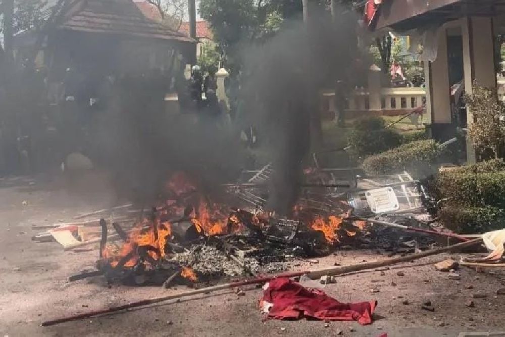 Sepeda Motor Satpam DPRD Dibakar Saat Massa Menggelar Aksi di Cirebon