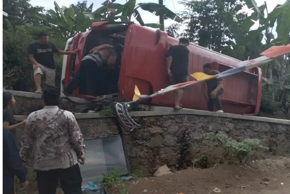 Minibus Terguling di Margoyoso Karanganyar, 3 Penumpang Luka-luka