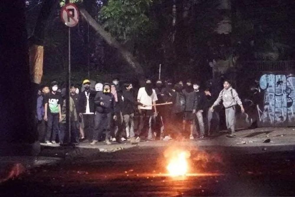 Dilempar Bom Molotov, Polisi Tembak Gas Air Mata ke Unisba Bandung