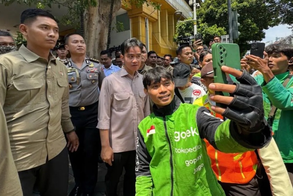 Wapres Gibran Sapa Ojol dan Bagi-bagi Sembako di Gondangdia