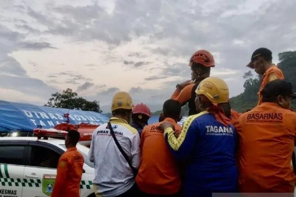 Evakuasi Korban Helikopter Jatuh di Kalsel, SAR Kirim 60 Personel SRU Darat