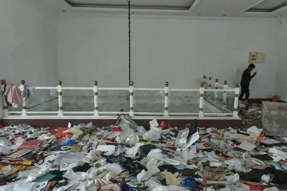 Setelah Dijarah, Warga Kembalikan Kasur Milik Uya Kuya