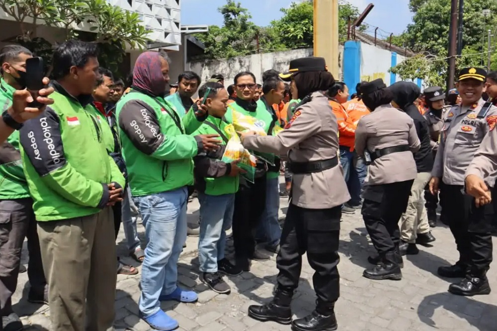 Polres Sragen Bagi-bagi Beras kepada Ratusan Driver Ojol