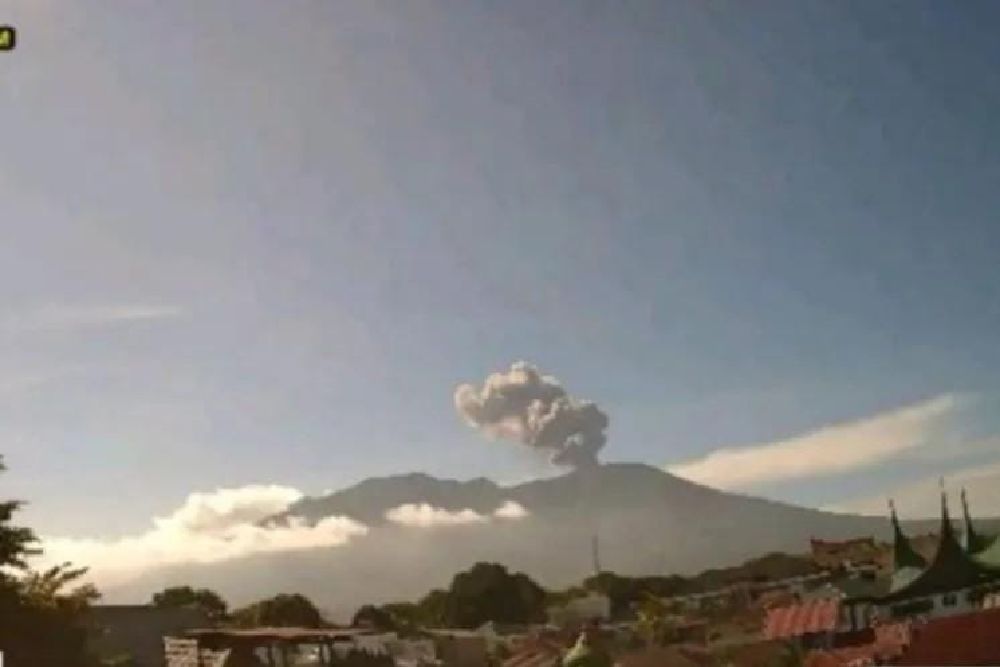 Gunung Marapi Kembali Meletus, Jarak Aman 3 Km dari Puncak