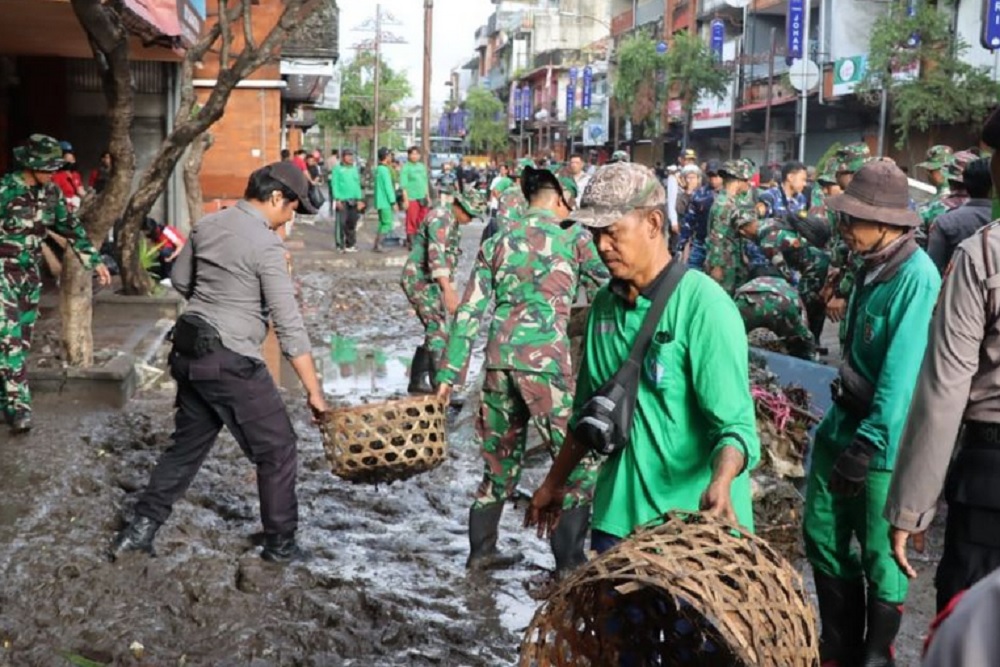 Ratusan TNI, Polri, dan ASN Turun Tangan Bersihkan Banjir Denpasar