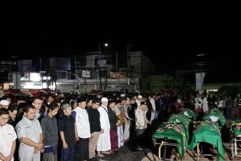 7 Jenazah Korban Kecelakaan Bus RS Bina Sehat Dimakamkan di Jember