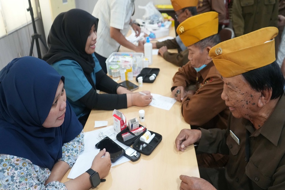 Hari Pelanggan Nasional, PLN UIP JBTB Berbagi Kebahagiaan dengan Keluarga Veteran
