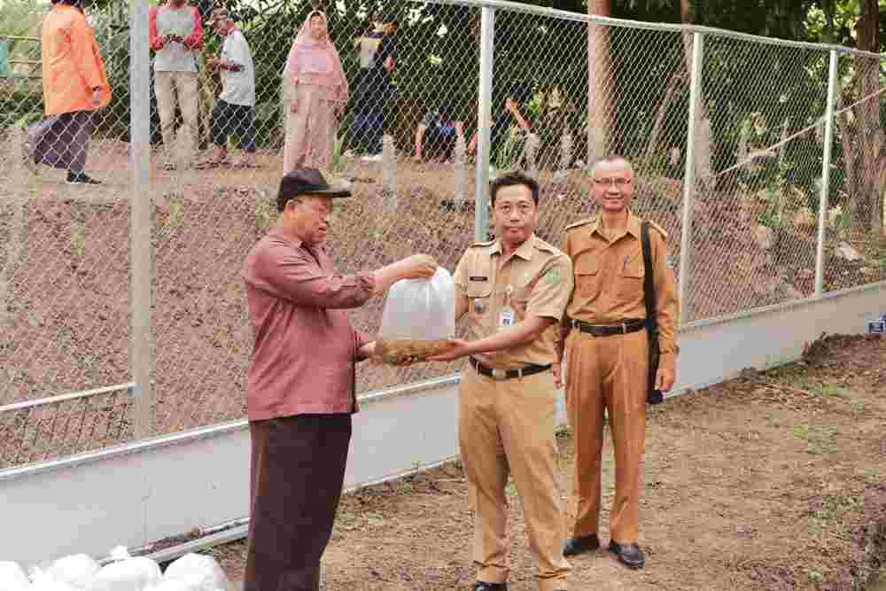 UAD Serahkan Aset Produktif untuk Pemberdayaan Budidaya Nila di Argorejo