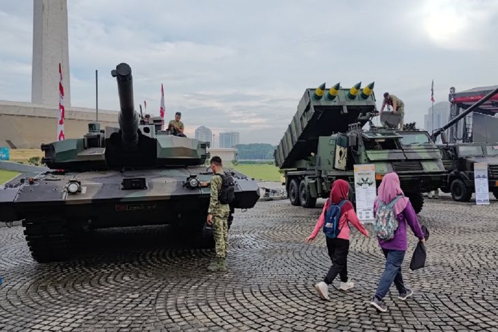 TNI Angkatan Darat Pamerkan Alutsista Modern di Monas