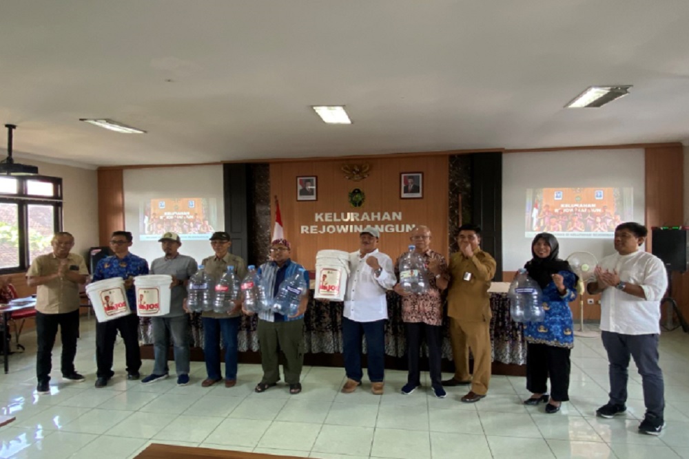 Diskominfosan Serahkan 1.500 Galon Bekas ke Warga Rejowinangun