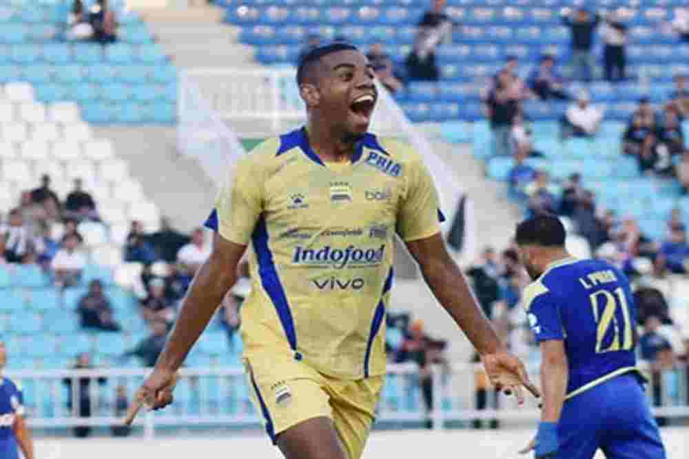 Persib Bandung Kalahkan Arema FC di Kanjuruhan dengan 10 Pemain