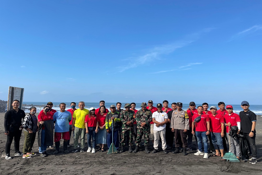 Peringati HUT  ke-38, Swiss-Belhotel YIA Gelar Bersih Pantai