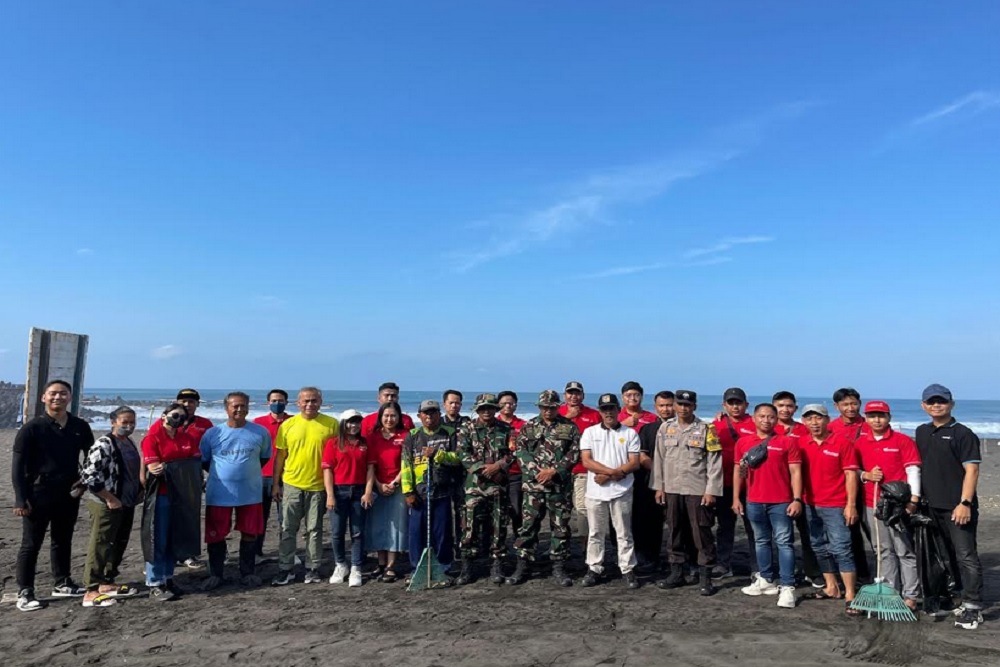 Aksi Bersih Pantai Warnai HUT Swiss-Belhotel ke-38