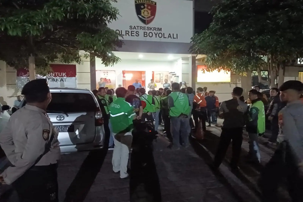 Puluhan Ojol Serahkan Terduga Pelaku Order Fiktif ke Polres Boyolali