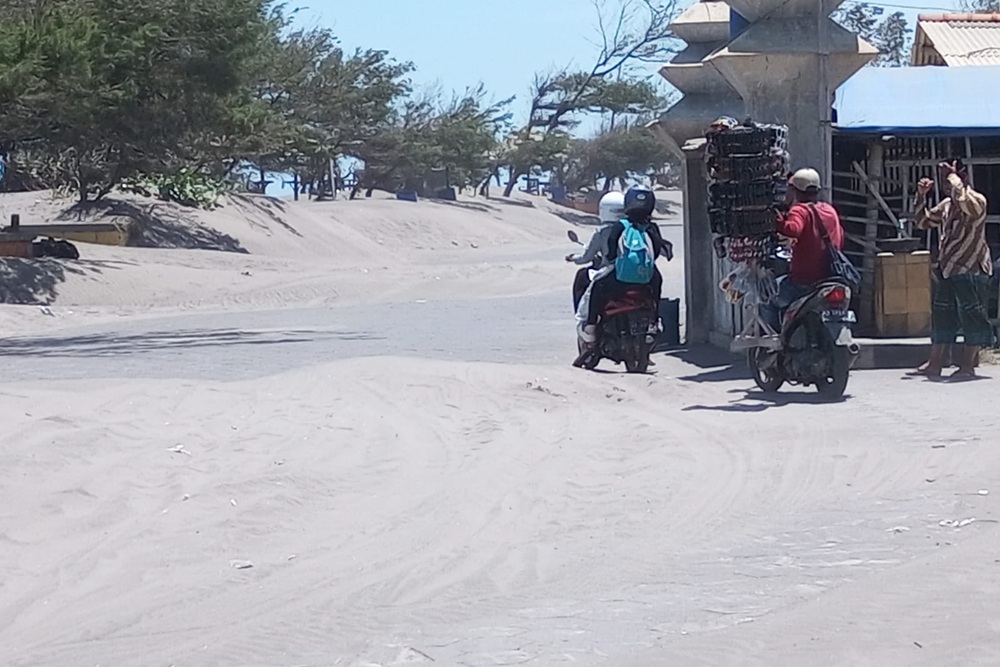 Akses Pantai Parangkusumo Tertutup Pasir Ganggu Kenyamanan Wisatawan