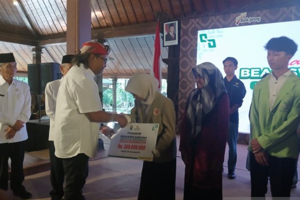 100 Mahasiswa Temanggung Terima Beasiswa Sarjana