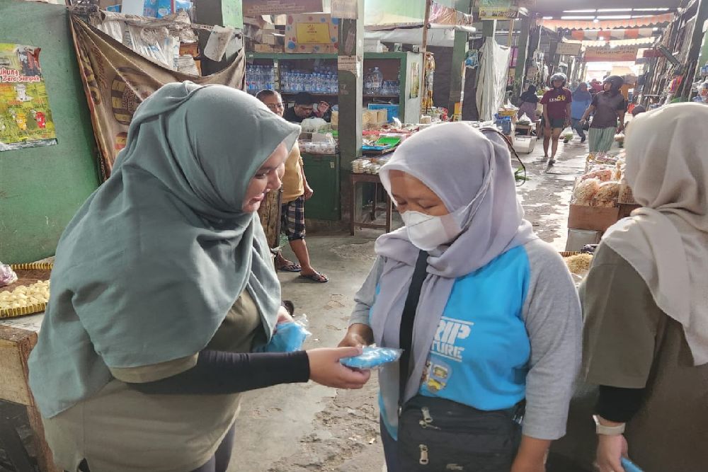 BPJamsostek Jogja Bagikan Tas Ramah Lingkungan di Pasar Demangan