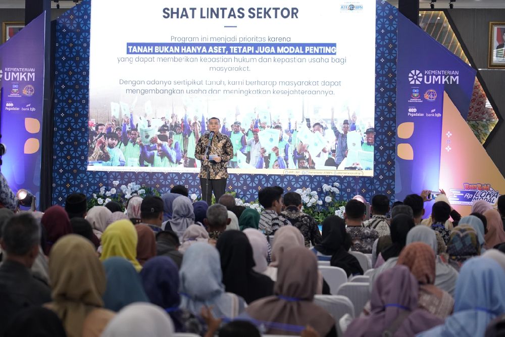 Wamen Ossy Serahkan Sertipikat ke Penggiat UMKM di Garut