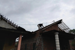 Semenit Angin Kencang Porak-porandakan 27 Rumah di Sragen