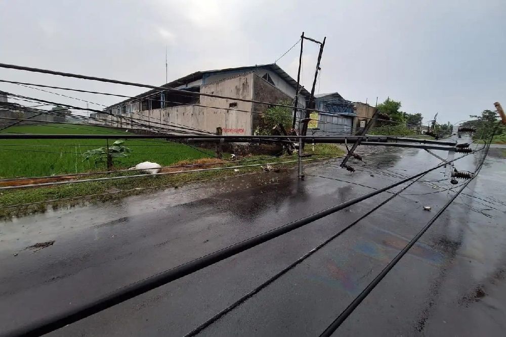 Bencana Angin Kencang di Karanganyar, 8 Rumah Rusak, 11 Tiang Listrik Tumbang