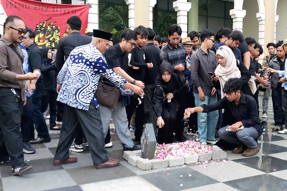 Keluarga Besar UII Gelar Aksi Simbolis Tabur Bunga, Tuntut Pembebasan Paul