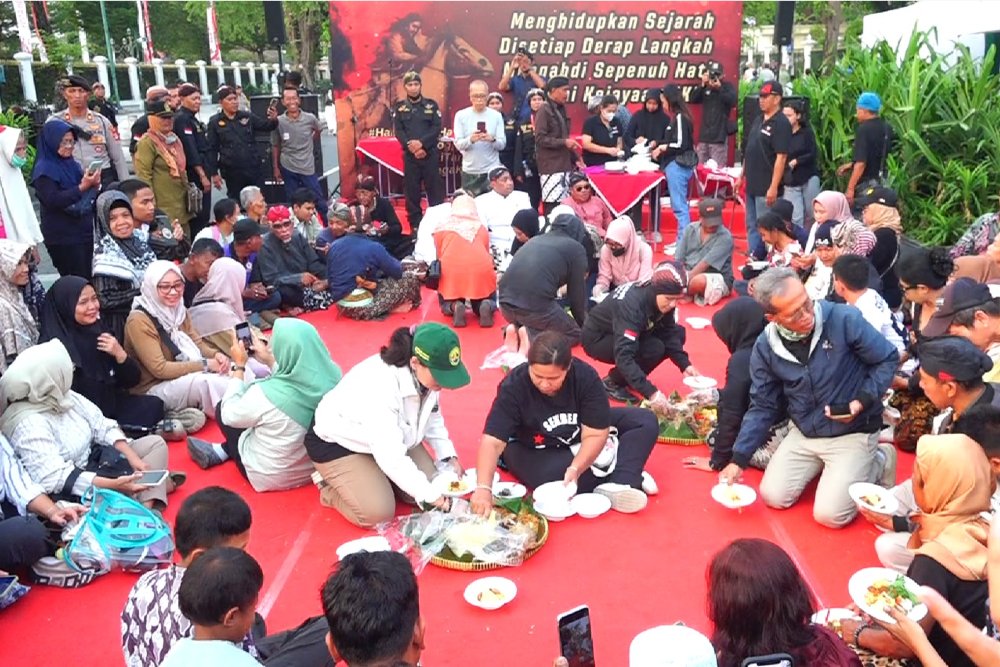 Tradisi Kembul Bujana di Titik Nol Kilometer Jogja Bawa Pesan Damai