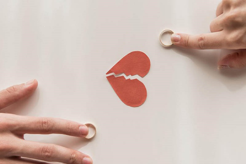 Muncul Tren Baru, Perempuan Pamer Akta Cerai di Medsos