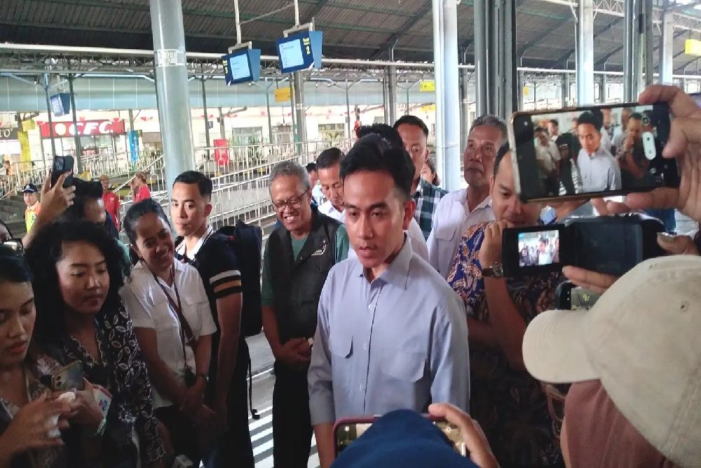 Roy Suryo Kunjungi Makam Keluarga Jokowi, Begini Respons Gibran