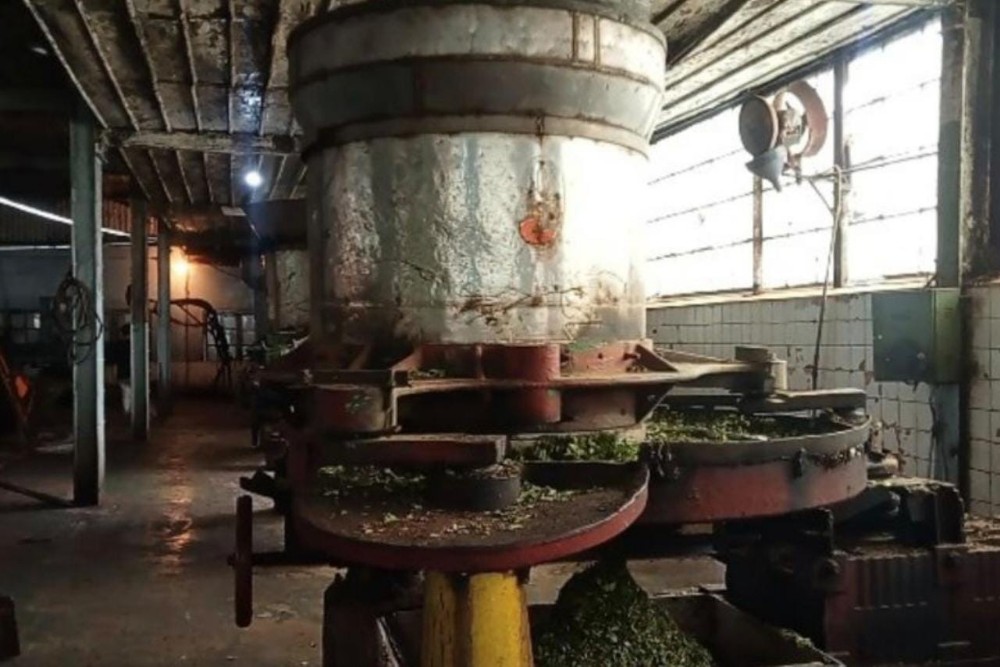 Mesin Tua Peninggalan Belanda di Pabrik Teh Kayu Aro
