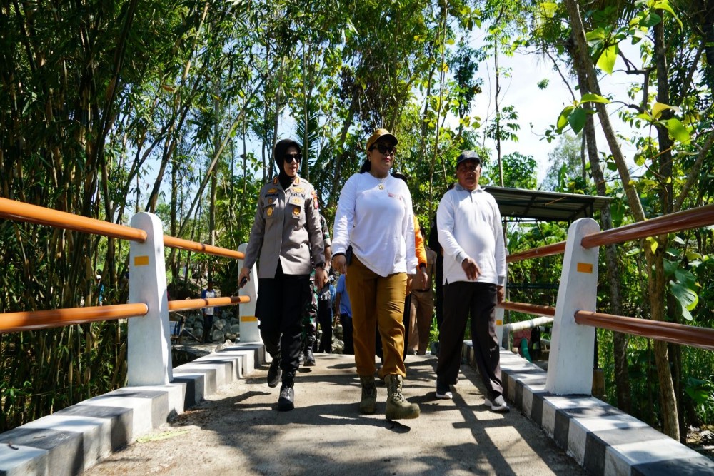 Cegah Banjir, Bupati Endah Ajak Warga Bersihkan Lingkungan