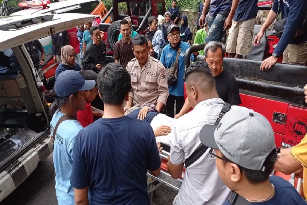 Jip Bawa Lima Mahasiswa UGM Alami Kecelakaan di Karanganyar