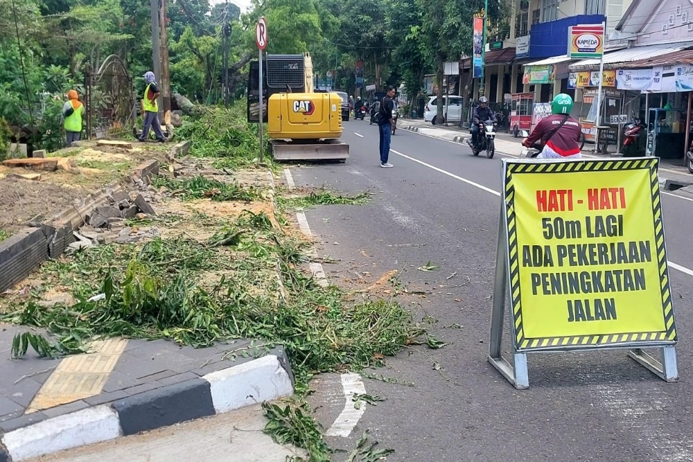 Revitalisasi Taman Jalan Pringgodiningrat, Sejumlah Pohon Ditebang