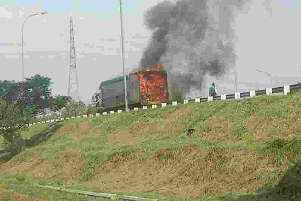 Kronologi Truk Ekspedisi Terbakar di Tol Solo-Ngawi, Muatan Hangus