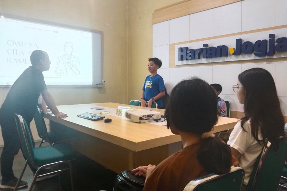 Pelajar English One Belajar Jurnalistik di Kantor Harian Jogja