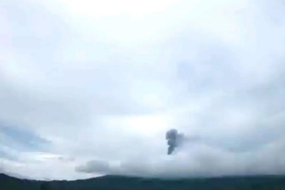 Gunung Ibu Meletus, Semburkan Abu Vulkanik Setinggi 600 Meter